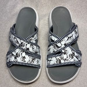 New. Lands' End Adiustable Cross-Band Slide Sandals. Size 6,5